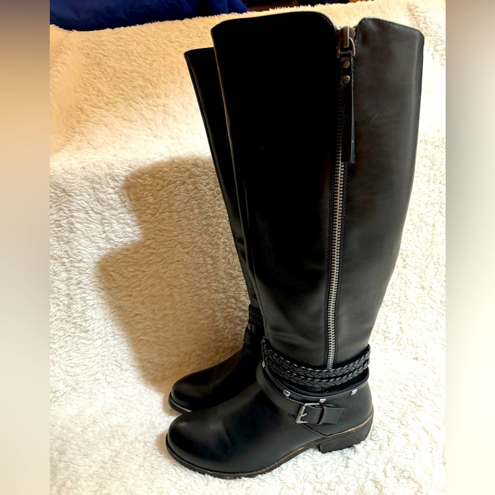 SO Knee High Boots in Black. Size 9, Wide Calf! Very Good condition